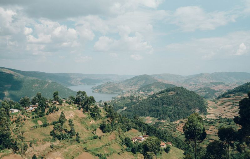 Hem d'afegir un Uganda i un Rwanda min